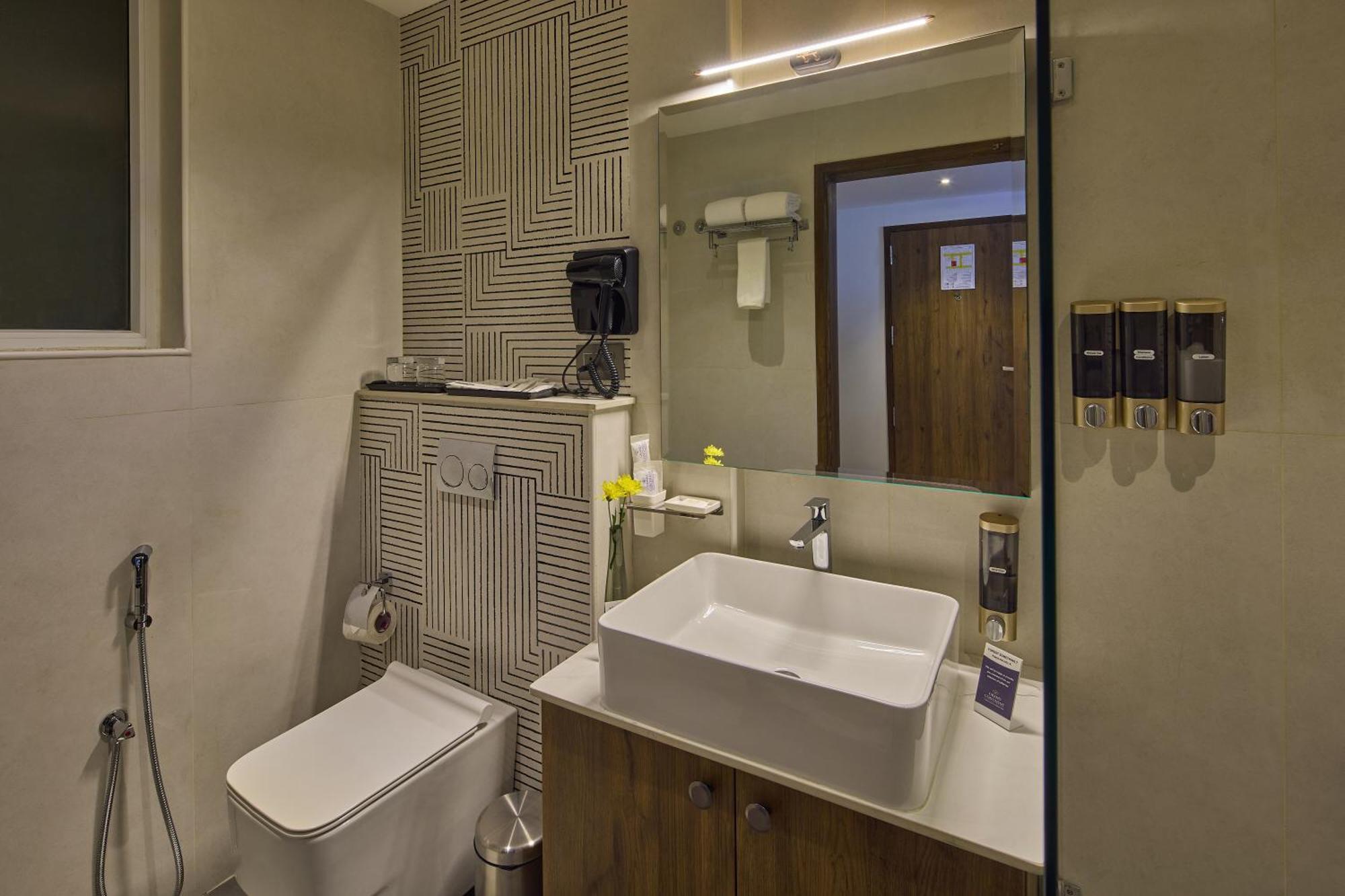 Grand Continent Hebbal A Sarovar Portico Affiliate Hotel บังกาลอร์ ภายนอก รูปภาพ