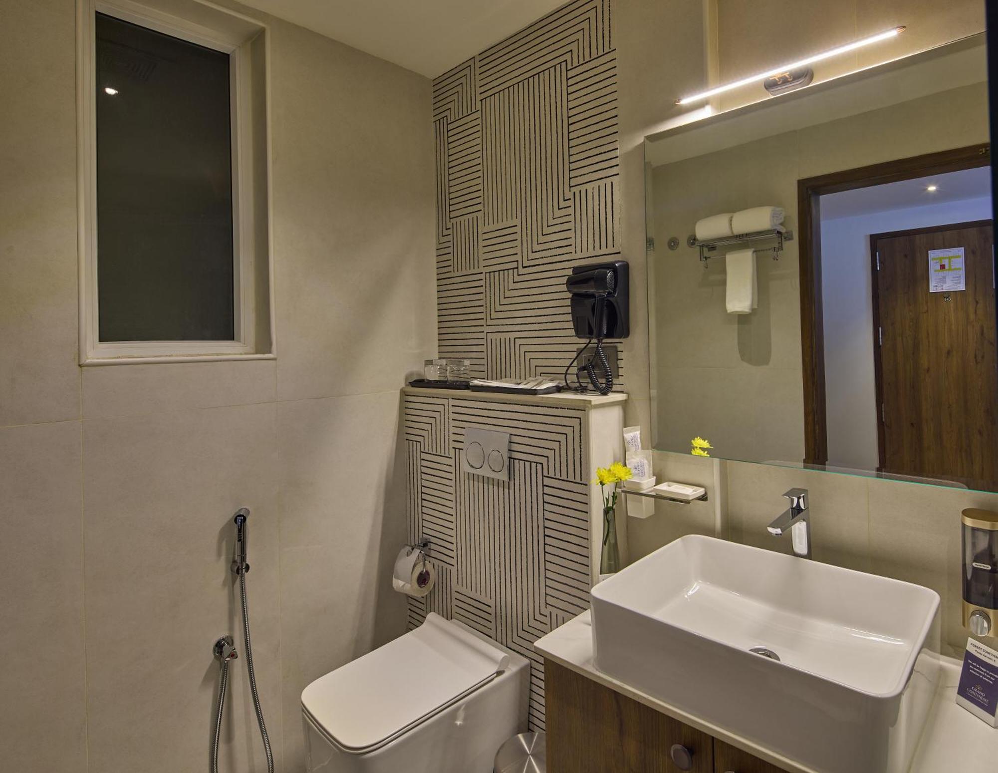 Grand Continent Hebbal A Sarovar Portico Affiliate Hotel บังกาลอร์ ภายนอก รูปภาพ